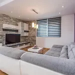 Ferienhaus Stunning In Gornje Rastane