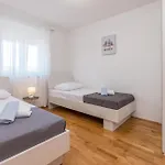 Stunning In Gornje Rastane Ferienhaus