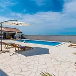 Stunning In Gornje Rastane Ferienhaus