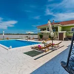 Stunning In Gornje Rastane Ferienhaus