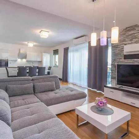 Stunning In Gornje Rastane With Kitchen Holiday home *