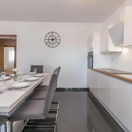 Holiday home Stunning In Gornje Rastane With Kitchen Donje Rastane
