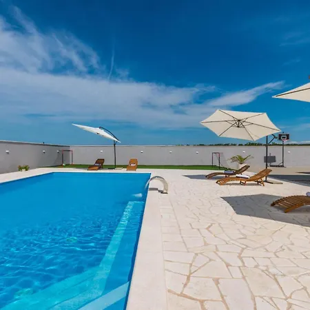 Stunning In Gornje Rastane With Kitchen *